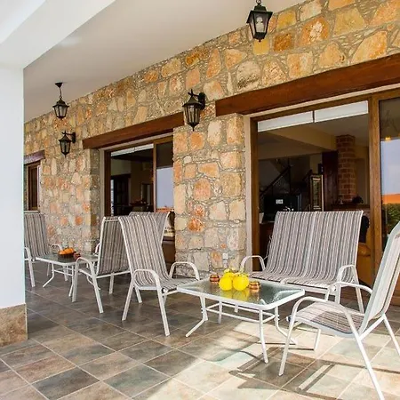 Sleeps 8 With Pool Air Con And Wifi * Argaka