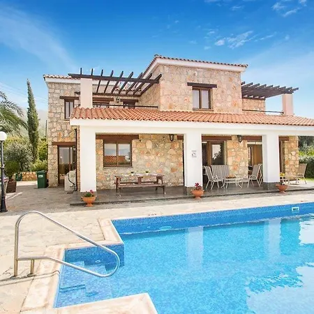 Sleeps 8 With Pool Air Con And Wifi Vilă