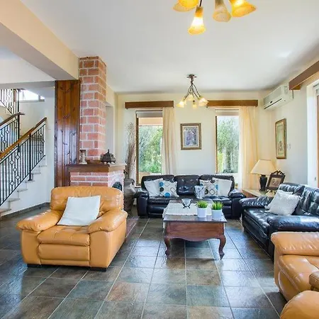 Villa Sleeps 8 With Pool Air Con And Wifi