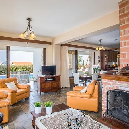 Sleeps 8 With Pool Air Con And Wifi Villa *