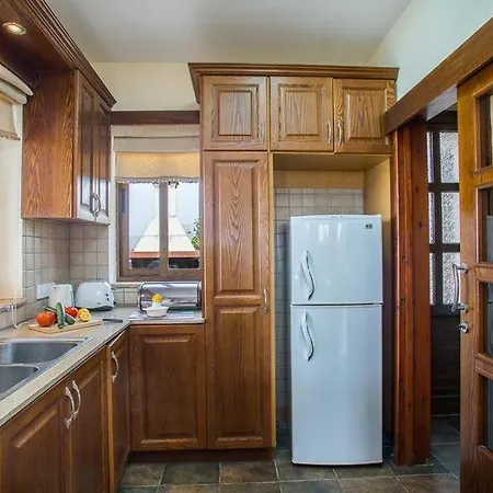 Sleeps 8 With Pool Air Con And Wifi Vilă