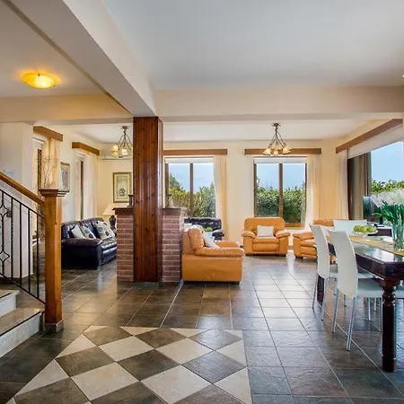 Sleeps 8 With Pool Air Con And Wifi Villa Argaka