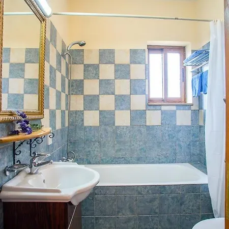 Sleeps 8 With Pool Air Con And Wifi Vilă