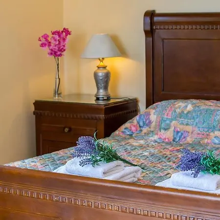 Sleeps 8 With Pool Air Con And Wifi * Argaka