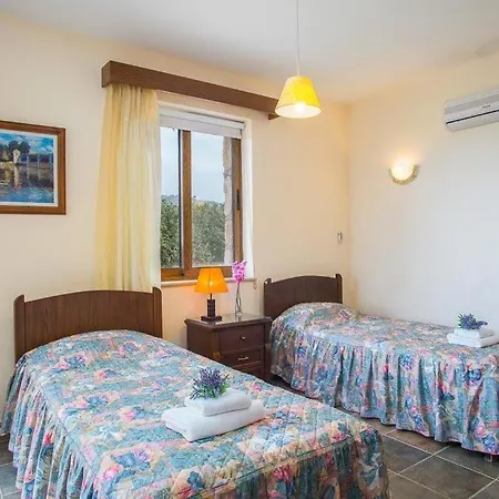 Sleeps 8 With Pool Air Con And Wifi *