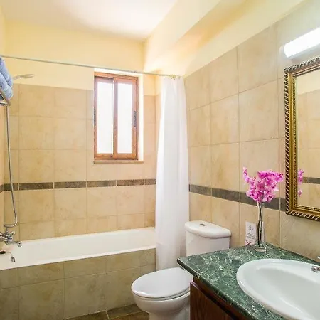 Villa Sleeps 8 With Pool Air Con And Wifi